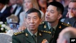 FILE - Li Shangfu (kiri), saat itu menjabat sebagai Menteri Pertahanan China), pada jamuan makan malam pembukaan Dialog Shangri-La Institut Internasional untuk Studi Strategis (IISS) ke-20, di Singapura, 2 Juni 2023. (AP/Vincent Thian)