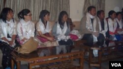 Sikyong Meets First Batch of Tibetans Resettling to Canada 