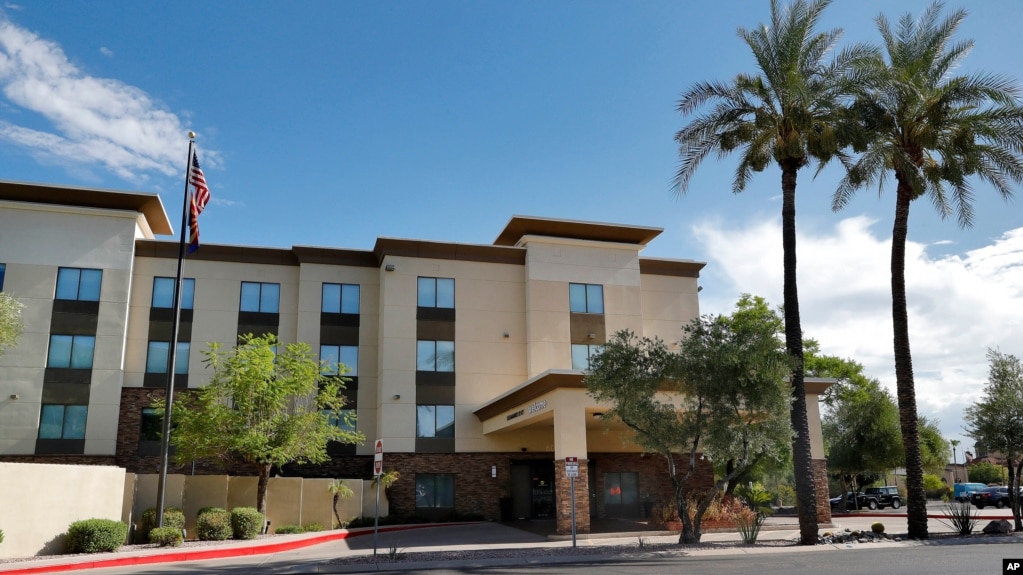 Khách sạn Hampton ở Phoenix, Arizona, nơi giam giữ trẻ em vượt biên bất hợp pháp vào Mỹ. 