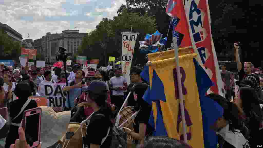 Los manifestantes piden la protección para unos 800.000 soñadores.