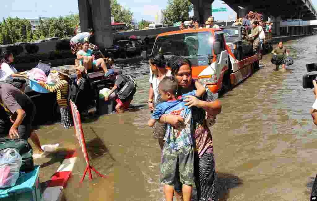 Truckloads of evacuees arrived at Don Mueang evacuation center as the waters were rising around the airport. Three terminals of the airport have been set aside for flood victims, food distribution, and flood relief operations, October 25, 2011 (VOA - G. P