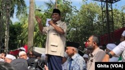 Prabowo Subianto menuding seluruh lembaga survei hitung cepat tukang bohong, dalam syukuran kemenangannya di Kertanegara, Jakarta, Jumat (19/4). (Foto courtesy: VOA/Ghita Intan).