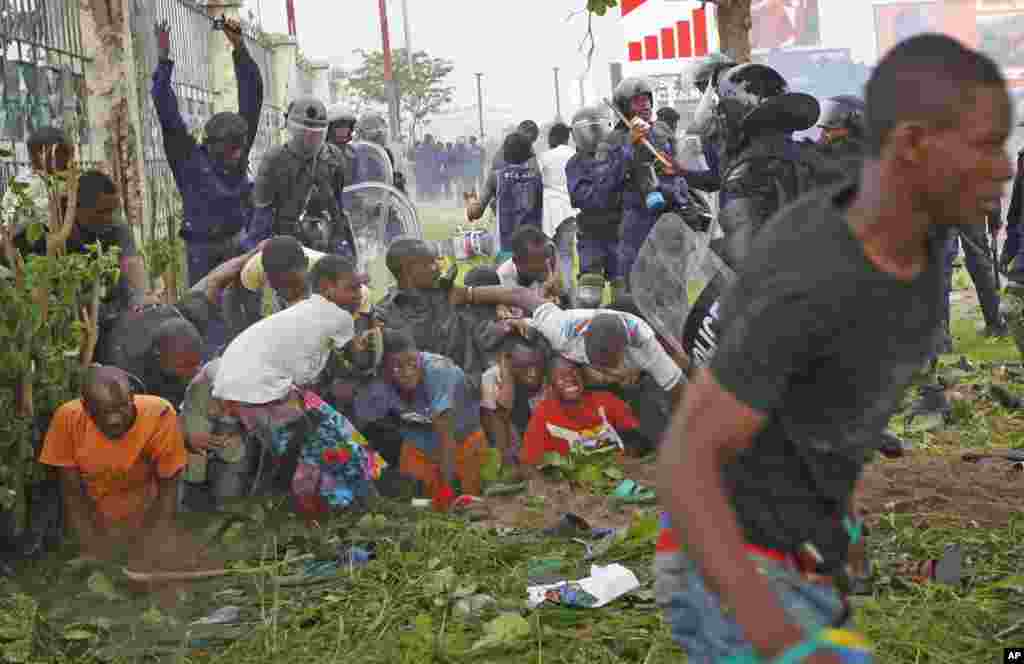 Wafuasi wa kiongozi wa upinzani Tshisekedi wanajikuta kati kati ya poiisi wa kupambana na ghasia wanaofyetua mabomu ya machozi na walinzi wa rais mjini Kinshasa