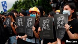 Para mahasiswa ikut serta menggelar aksi unjuk rasa di kampus Chinese University of Hong Kong, China September 2, 2019. 