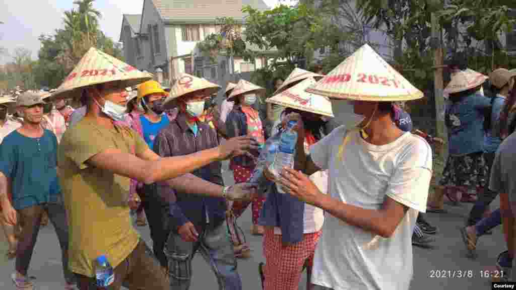 မတ်လ ၈ ရက်နေ့ ကလေးမြို့ လူထုချီတက်ပွဲ ပြုလုပ်ခဲ့တဲ့ မြင်ကွင်း။