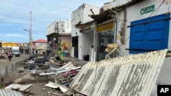 Se observan destrozos en una calle de Mamoudzou, en el territorio francés de Mayotte en el océano Índico, el lunes 16 de diciembre de 2024.