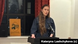Катерина Казімірова під час виступу на конференції авторів та письменників у Балтиморі на тему "Спалення книг".