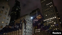 Banderas decoradas con SNL 50 se ven afuera del Rockefeller Center para Saturday Night Live 50: The Anniversary Special en 30 Rockefeller Plaza en la ciudad de Nueva York, EEUU, el 16 de febrero de 2025