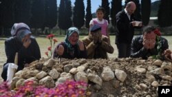 Keluarga yang berduka menyampaikan doa di makam salah seorang korban musibah tambang di Soma, Turki, yang menelan lebih dari 280 korban jiwa (16/5/2014). 