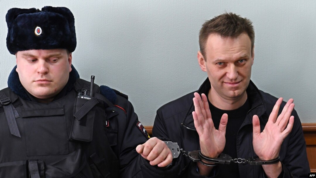 Ông Alexei Navalny khi ra tòa 30/3. Ông bị kết án 15 ngày tù giam.