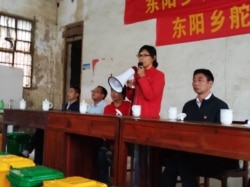 Chen Liwen addresses a May 28, 2019 gathering in Dongyang village to encourage residents to sort garbage. (Courtesy: Chen Liwen, Founder of Zero Waste Village (China))