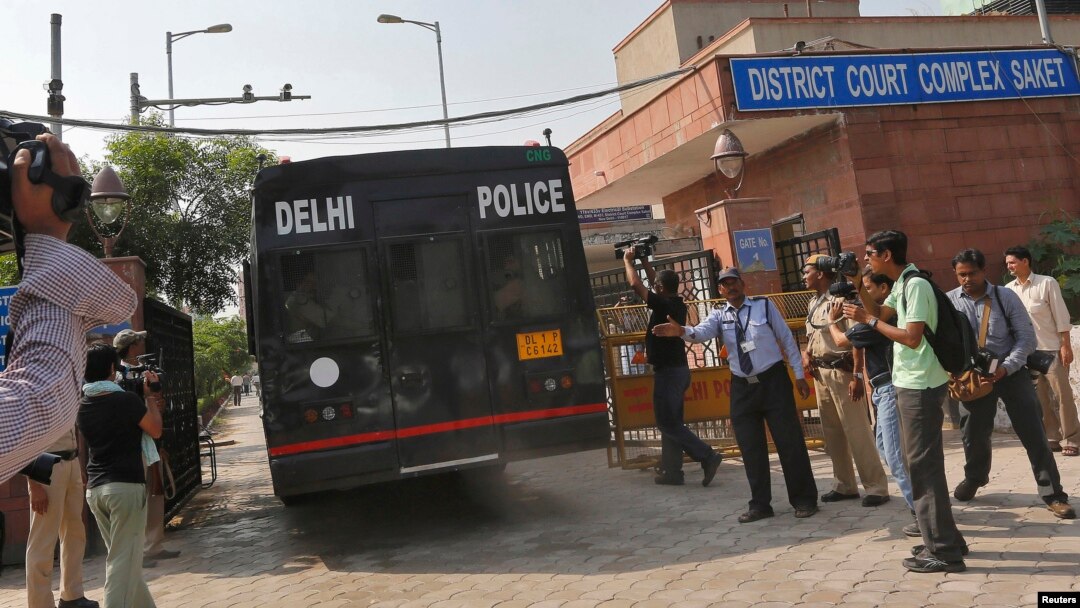 Sebuah mobil polisi membawa empat pelaku pemerkosaan perempuan 23 tahun di atas bus 16 Desember lalu, menuju gedung pengadilan di New Delhi (10/9). 