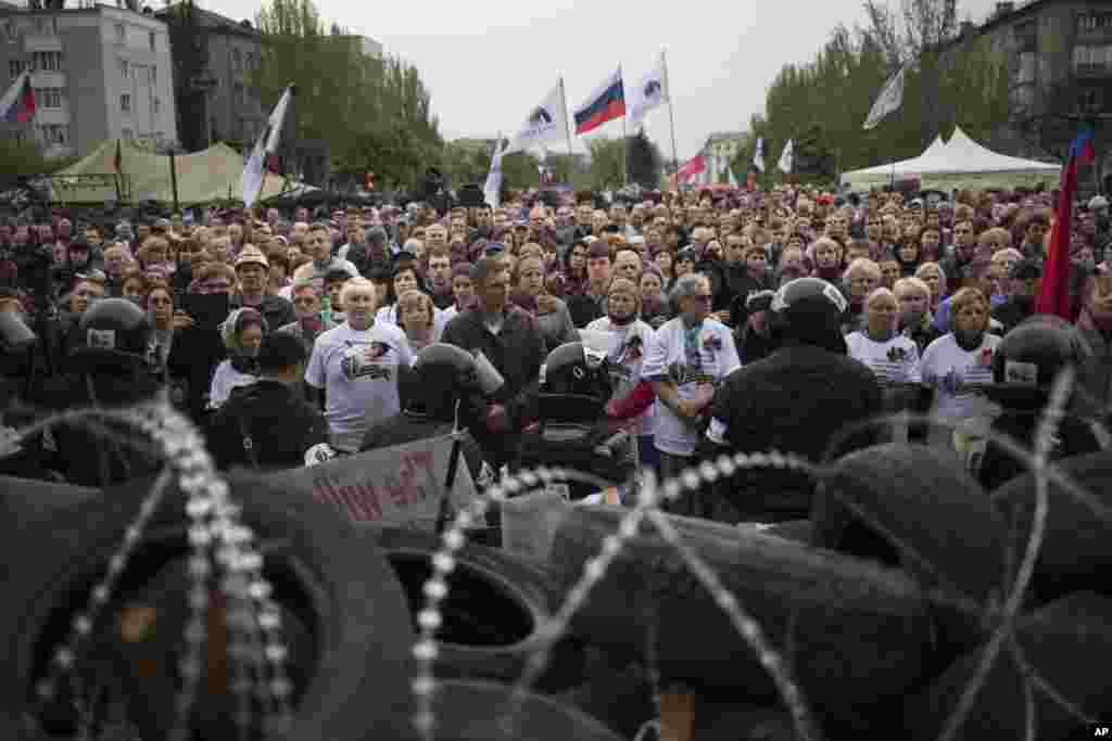 Pro-Russian protesters gather to honor fallen comrades during fighting with pro-Ukrainian activists in Odessa on Friday, at the barricades in front of the administration building in Donetsk, Ukraine, May 3, 2014. 
