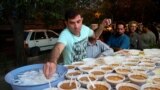 <p>سفره های افطار در خیابانهای تهران<br />
عکس: مهدی نصیری</p>
