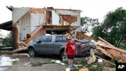 Al menos una persona murió y 130 resultaron heridas tras el paso de la violenta tormenta en la zona de Kansas City. 