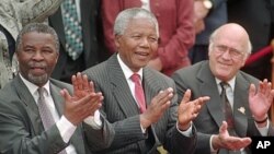 Tsohon shugaban Afirka Ta Kudu Nelson Mandela daga tsakiya da wanda ya karbeshi Thabo Mbeki daga hagu, tsohon shugaban kasa wanda ya mutu, De Clerk.