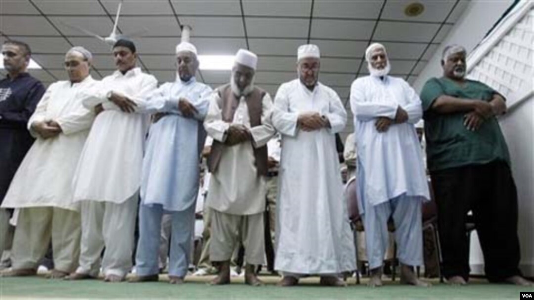 Buka puasa bersama dan sholat berjamaah di masjid untuk menghilangkan kerinduan suasana Ramadhan di negara asal.
