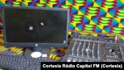 Equipamentos da Rádio Capital FM crivados de balas, Bissau, 7 Fevereiro 2022