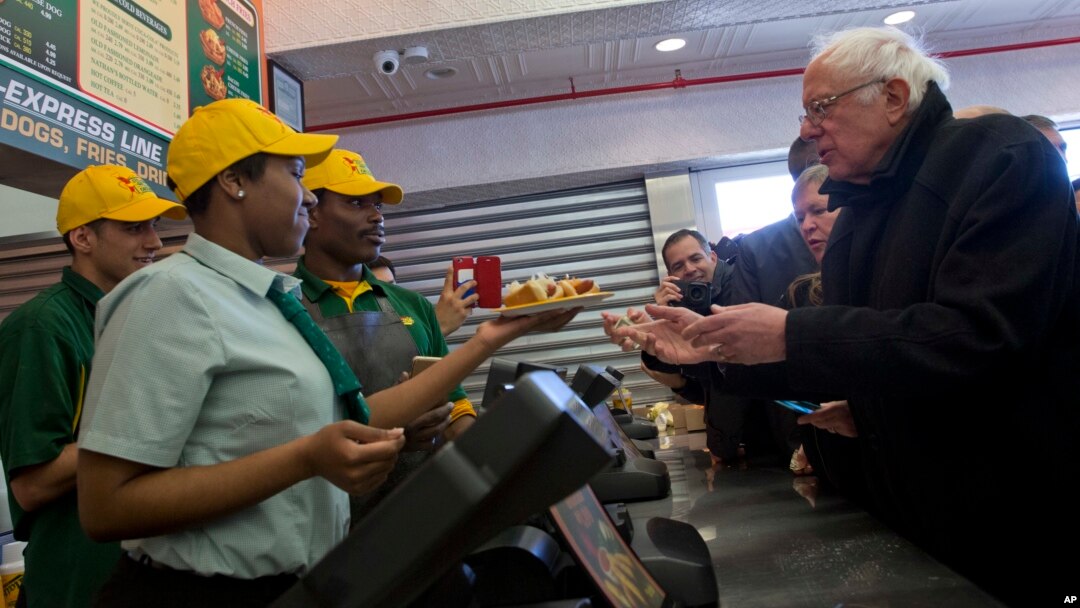 Kandidat Capres AS Senator Bernie Sanders memesan hot dog di Nathans Famous, Coney Island, dekat Brooklyn, New York (10/4). 