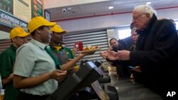 Kandidat Capres AS Senator Bernie Sanders memesan hot dog di Nathans Famous, Coney Island, dekat Brooklyn, New York (10/4). 