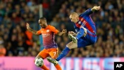 Jérémy Mathieu de Barcelone, à droite, stoppe une attaque de Raheem Sterling de Manchester City lors d’un match de Ligue des champions entre le Barcelone et Manchester City au stade de Barcelone, Espagne, 19 octobre 2016.