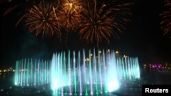 Pemandangan air mancur baru dalam acara untuk memecahkan rekor Guinness World Record untuk air mancur terbesar di dunia, di Palm Jumeirah, Dubai, Uni Emirat Arab, Kamis, 22 Oktober 2020. (Foto: Reuters)