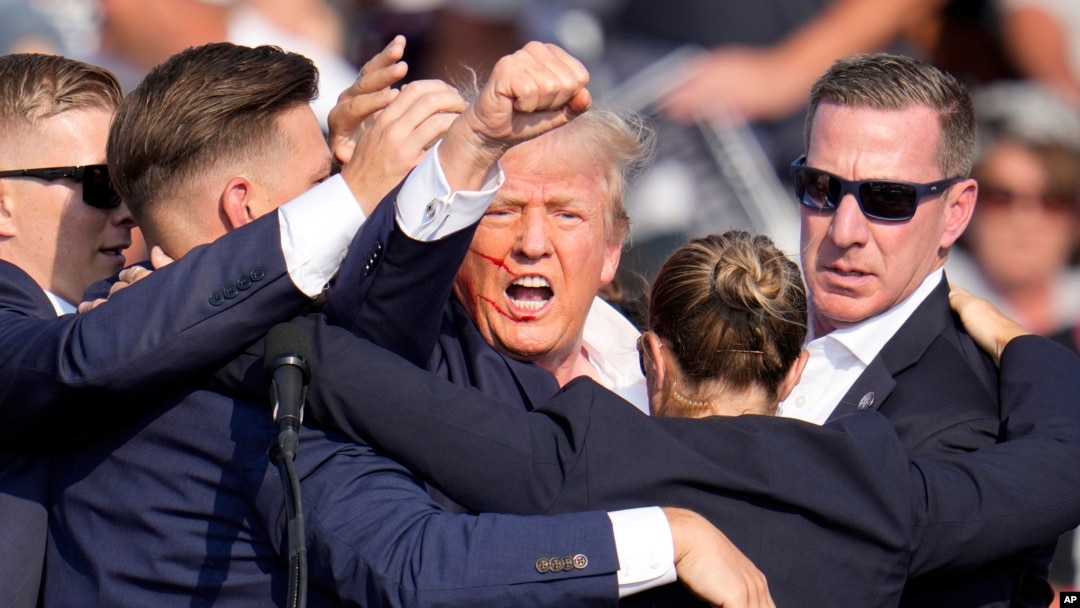 Kandidat presiden dari Partai Republik, mantan Presiden Donald Trump, dibantu turun dari panggung oleh Secret Service pada acara kampanye di Butler, pada Sabtu, 13 Juli 2024. (Foto: AP)