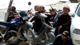ماموران پليس در پياده روی جلوی ساختمان پارلمان تونس، پس از آنکه مردان مسلحی به موزه ملی تونس در تزديکی پارلمان حمله آورده و دستکم ۱۹ نفر را کشته و تعدادی را در داخل ساختمان به گروگان گرفتند.