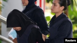 Siti Aisyah, yang dituduh membunuh Kim Jong Nam, saudara tiri pemimpin Korea Utara Kim Jong Un, tiba di Pengadilan Tinggi Shah Alam, di pinggiran Kuala Lumpur, Malaysia 11 Maret 2019. 