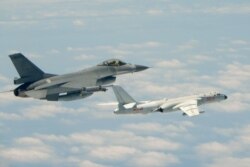 지난 2018년 5월 중국군 H-6K 폭격기(오른쪽)가 타이완 영공 주변에 접근하자 타이완 공군 F-16 전투기가 출격해서 근접 비행한 사진을 타이완 국방부가 공개했다.