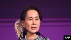 Aung San Suu Kyi pada acara forum bisnis di sela-sela KTT ASEAN di Singapura, 12 November 2018.