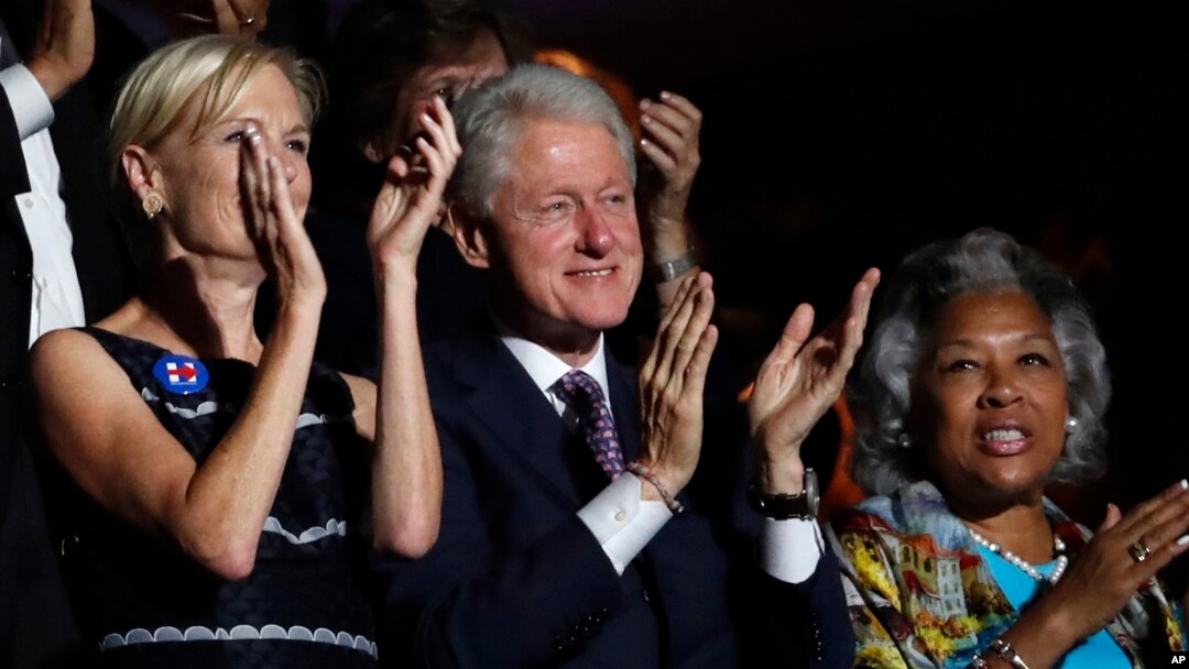 Mantan presiden Bill Clinton (tengah) akan menyampaikan pidato pada hari kedua konvensi Partai Demokrat. 