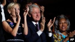 Mantan presiden Bill Clinton (tengah) akan menyampaikan pidato pada hari kedua konvensi Partai Demokrat. 