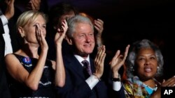 អតីតប្រធានាធិតបតី​លោក​ Bill Clinton អបអរ​អតីតបេក្ខជន​ប្រធានាធិបតី​គណបក្ស​ប្រជាធិបតី​លោក​ Sen. Bernie Sanders ខណៈដែល​លោក​កំពុង​ថ្លែង​សុន្ទរកថា​ថ្ងៃ​ដំបូង​នៃ​សន្និបាត​ជាតិ​គណបក្ស​ប្រជាធិបតេយ្យ​ក្នុង​ក្រុង​ Philadelphia ថ្ងៃច័ន្ទ​ទី​ ២៥ កក្កដា ២០១៦។