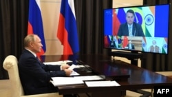 17일 영상으로 진행된 제12차 브릭스(BRICS) 정상회의에 블라디미르 푸틴 러시아 대통령이 모스크바 외곽 노보 오가르요보 집무실에서 참석하고 있다. 