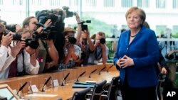 앙겔라 메르켈 독일 총리가 28일 베를린에서 진행된 난민정책 관련 기자회견장에 도착하고 있다. 