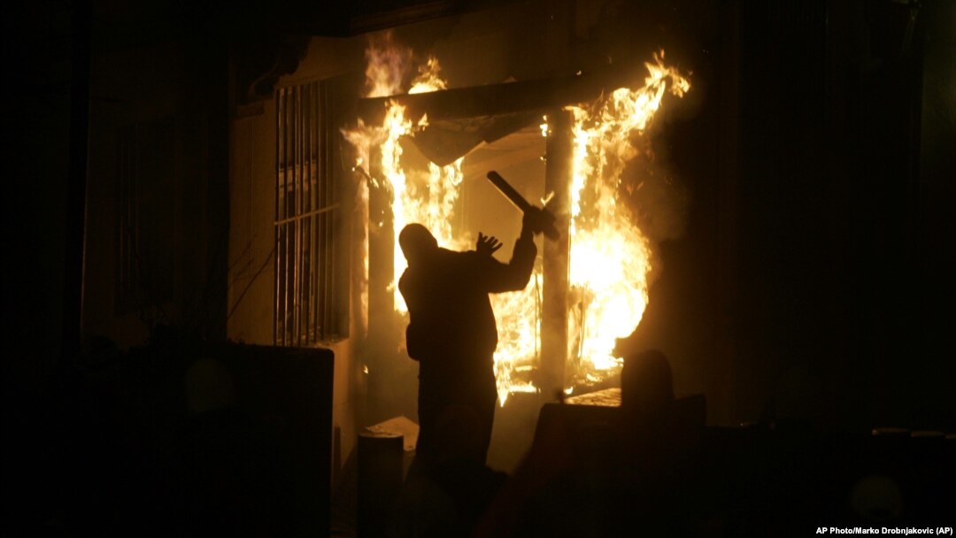 Zapaljena ambasada SAD u Beogradu, (Foto: AP/Marko Drobnjakovic)