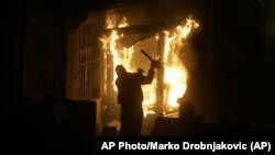 Zapaljena ambasada SAD u Beogradu, (Foto: AP/Marko Drobnjakovic)