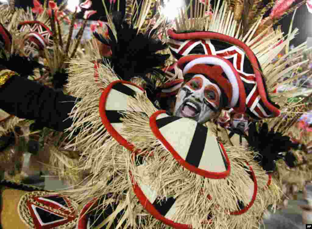 Desfile da Escola de Samba Vila Isabel no Carnaval do Rio, domingo à noite. O enredo prestou homenagem à cultura, história, fauna e flora de Angola.