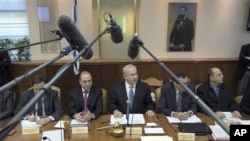 Israeli Prime Minister Benjamin Netanyahu, center, convenes the weekly cabinet meeting in Jerusalem, February 6, 2011.