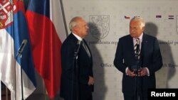 Slovak President Ivan Gasparovic, left, and Czech President Vaclav Klaus, presidential residence, Lany, near Prague, Feb. 18, 2012.