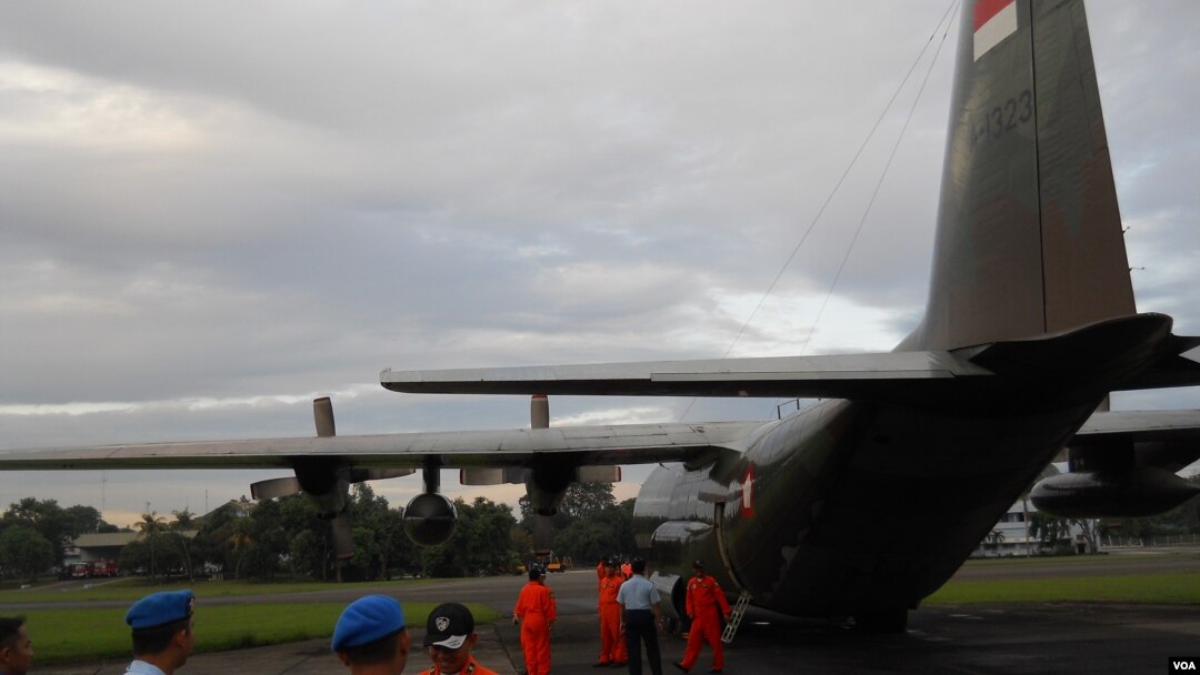 Persiapan pemberangkatan pesawat Hercules TNI AU Senin (28 Desember) untuk mencari pesawat AirAsia QZ8501 (VOA Indonesia/ Andylala)