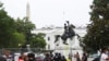 La Policía Metropolitana de Washington DC intervino para que manifestantes frente a la Casa Blanca no derribaran la estatua ecuestre del presidente Andrew Jackson. 22 de junio de 2020.