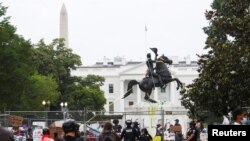 La Policía Metropolitana de Washington DC intervino para que manifestantes frente a la Casa Blanca no derribaran la estatua ecuestre del presidente Andrew Jackson. 22 de junio de 2020.