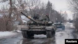 Soldados ucranianos en tanques en Bájmut, en el este de Ucrania, cerca de la línea del frente, el 21 de febrero de 2023.