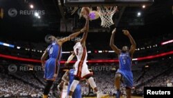 LeBron James anotó 26 puntos, repartió 12 asistencias y atrapó nueve rebotes. Dwyane Wade agregó 25 puntos y Chris Bosh aportó otros 25.