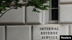 Un letrero identifica el edifico del Servico de Rentas Internas de Estados Unidos (IRS, por sus siglas en inglés) en Washington DC.