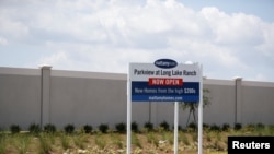 Un letrero anuncia casas nuevas para venta en Tampa, Florida, el 5 de mayo de 2021.