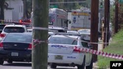 Policijska vozila blokiraju ulicu u Jacksonvilleu, Florida.