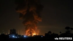 Dalam foto ilustrasi tampak asap membubung di sebuah kilang minyak yang terbakar di Teheran, Iran, 2 Juni 2021. (Foto: Majid Asgaripour/WANA via Reuters)